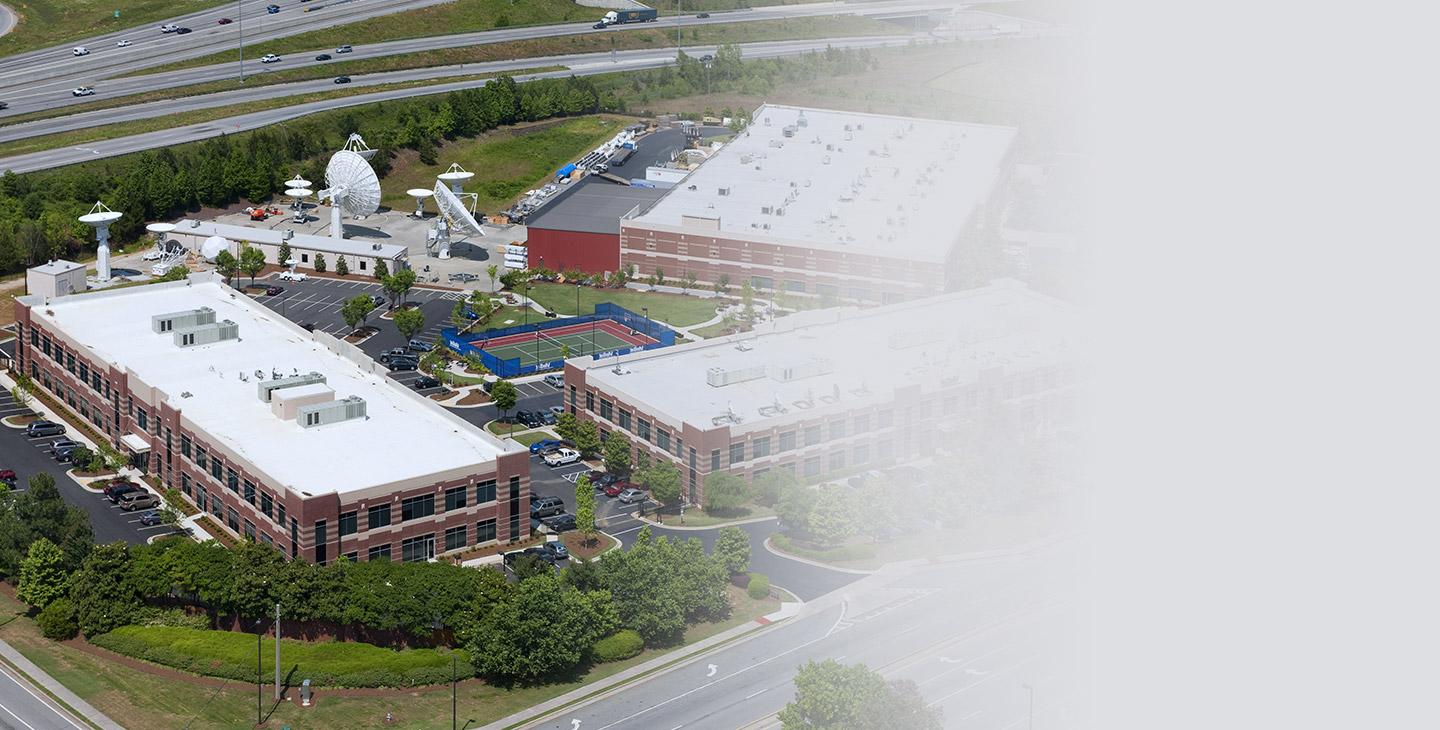 德鲁斯的Viasat校园鸟瞰图, 乔治亚州有三座办公楼, 7个卫星天线和一个网球场