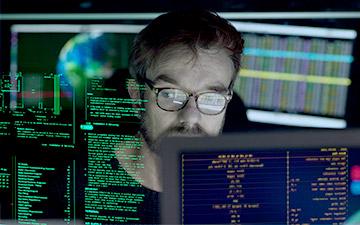 戴眼镜的男子正在看投射的电脑数据