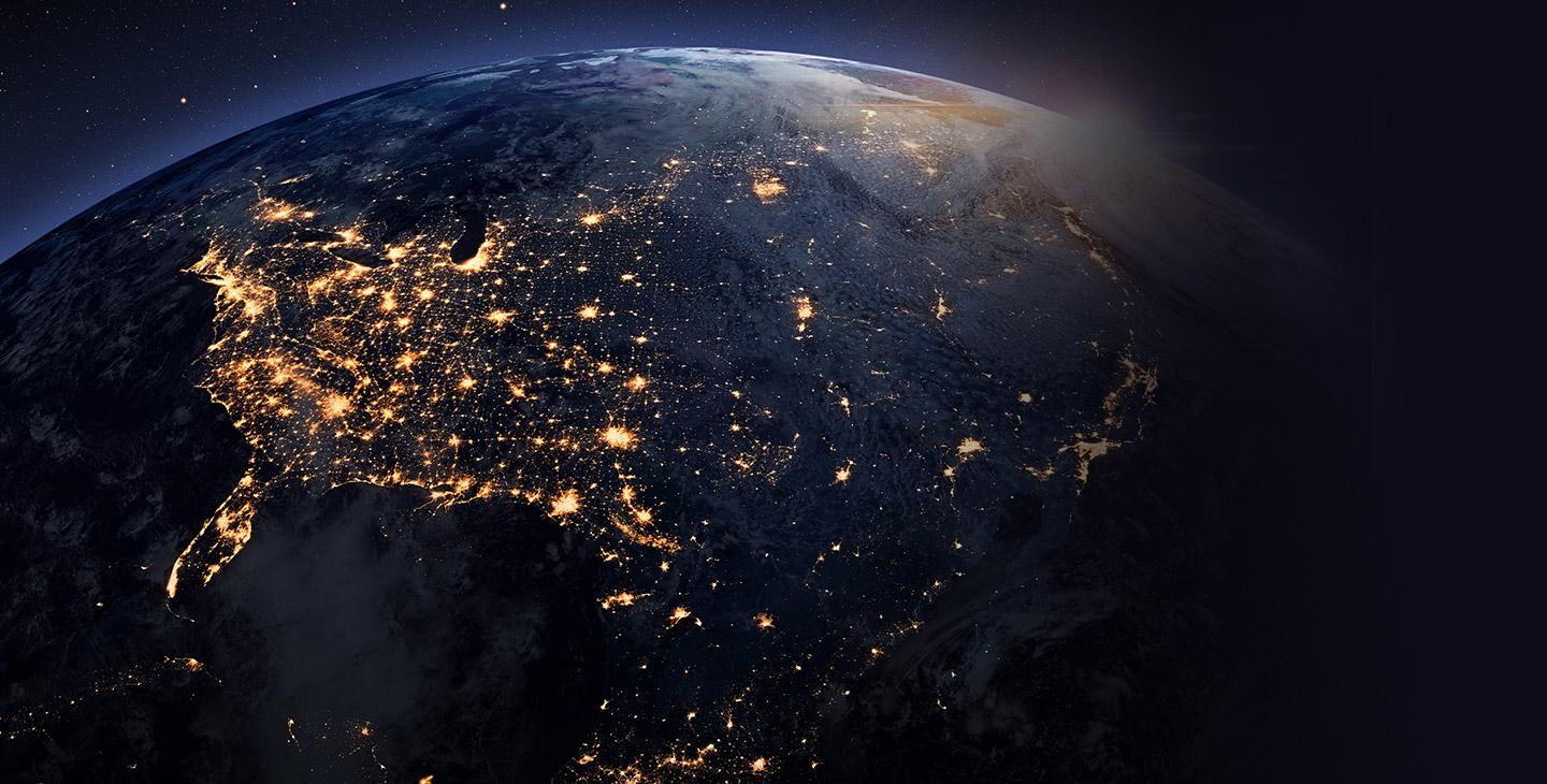 这是一颗太空卫星在夜间拍摄的地球图像, 聚焦于美国的灯光